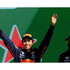 Max Verstappen celebra en lo alto del podio su triunfo en el Gran Premio de México. RAMÍREZ