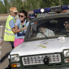 Una patrulla de la Guardia Civil de los 70, ayer, en el desfile de las peñas de Laguna. FERNANDO OTERO