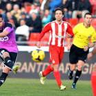 Acorán dispara a puerta en el partido de la primera vuelta jugado en Montilivi.