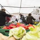 Venta de frutas y verduras en el mercado de Colón en León. F. OTERO PERANDONES