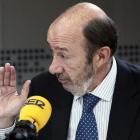 El líder del PSOE, Alfredo Pérez Rubalcaba, durante la entrevista de ayer.