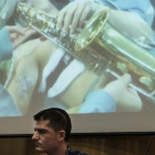 Carlos Aguilera, frente a las imágenes de su intervencion realizada el pasado 15 de octubre en el Hospital Regional de Malaga