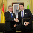 García Marín y Suárez-Quiñones, ayer, durante la firma del convenio de colaboración. SECUNDINO PÉREZ