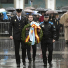 Agentes policiales trasladan una corona al monumento recién inaugurado.