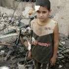 Un niño iraquí herido en la zona destruída por el coche bomba