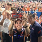 Marc Márquez se hace un 'selfie', teniendo a su izquierda al jefe de HRC, Shuhei Nakamoto, en su reciente visita a Indonesia, el pasado martes.