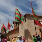 El nuevo pendón luce los colores del anterior, rojo y verde.