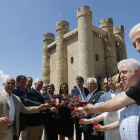 Autoridades provinciales y locales alzan su copa de Tierra de León ante el Castillo, junto con la consejera de Agricultura