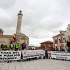Centenares de personas escuchan las intervenciones de los diferentes responsables políticos en Villalar de los Comuneros. RUBÉN CACHO