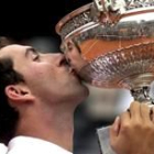 Albert Costa besa la Copa de los Mosqueteros que le acredita como campeón del Roland Garrós francés