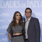 La modelo británica Cara Delevigne, protagonista de ‘Ciudades de papel’, con John Green