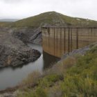 El pantano de Villagatón con agua embalsada, en una imagen de archivo.