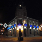 La iluminación navideña de La Bañeza ya luce en algunas calles de la ciudad.