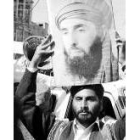 La amnistía no afecta a Hekmatyar, cuya foto sostiene un paquistaní