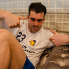 Diego Llorente, con la camiseta del Sydney University, descansando en el hotel de concentración antes de un partido.