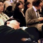 Un periodista duerme la siesta en la intensa jornada de negociaciones sobre Irak celebrada en Madrid