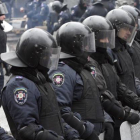 Un grupo de agentes antidisturbios vigila durante el centro de Kiev (Ucrania) hoy, martes 28 de enero de 2014. El centro de Kiev sigue prácticamente tomado por miles de manifestantes que, aunque mantienen una tregua con la policía antidisturbios.
