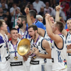 Los jugadores de Eslovenia celebran el oro europeo.