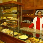 Pastelería Nora, en José Aguado, abierta todos los días menos de 3 a 5 de la tarde.