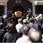 El féretro de Isabel Rodríguez llega a la parroquia de Campo de Villavidel.