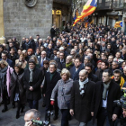 El presidente de la Generalitat, Carles Puigdemont (3i), y la presidenta del Parlament, Carme Forcadell (2i), acompañan a Artur Mas (4d), Joana Ortega (i) e Irene Rigau (3d), a lo largo del trayecto hacia el Tribunal de Justicia de Cataluña.