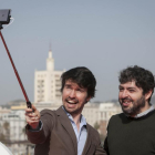Víctor García León (derecha) y Santiago Alverú, director y protagonista de 'Selfie', en el festival de cine de Málaga.