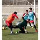 La sesión de entrenamiento contó ya con la presencia del nuevo fichaje Ángel García. SECUNDINO PÉREZ