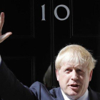 Boris Johnson frente al 10 de Downing Street.