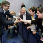 López saluda a sus simpatizantes en un acto en Zaragoza. J. CEBOLLADA