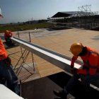 Trabajadores del sector de la construcción manejan elementos metálicos antes de levantar una estructura. BIENVENIDO VELASCO