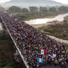 Emigrantes hondureños que se dirigen en caravana a Estados Unidos, a la salida de San Pedro Tapanatepec en el sur de Méjico.