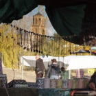La responsable de un puesto de bisutería trabaja al amparo de la torre de San Benito.
