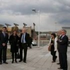 Guerra Garrido observa a su esposa junto a la placa con su nombre y en compañía del alcalde