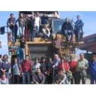 Los estudiantes valencianos se tomaron un descanso junto a los impresionantes «dumpers» de Uminsa