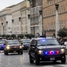 Barack Obama, acompañado de su amplio grupo de escoltas, se dirige hacia el Vaticano.