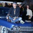 El actor estadounidense Johnny Depp, posando sobre un coche, esta noche en el festival de Glastonbury, en Inglaterra.