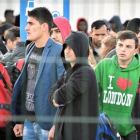 Un grupo de jóvenes inmigrantes en el 2016 en el campamento de refugiados de Calais, ya desmantelado.