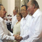 El rey Juan Carlos saluda al presidente de Cuba  Raul Castro  a su llegada Cartagena de Indias  para asistir a la ceremonia por la firma de la paz con las FARC.