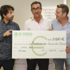 Entrega del cheque a la asociación, ayer, en Zamora.