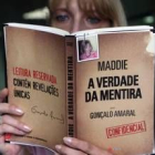 Una mujer lee el libro sobre Madeleine McCann escrito por el ex policía