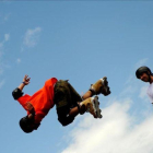 Un grupo de jóvenes practica deportes de riesgo, en una imagen de archivo.