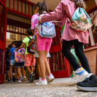 Niños y niñas entran en un colegio el día de la vuelta a las aulas. ÁNGELRES VISDÓMINE