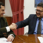 Francisco Serrano, de Vox, estrecha la mano del líder del PP en Andalucía, Juanma Moreno.