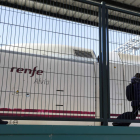 Trenes y pasajeros en la estación leonesa. MARCIANO PÉREZ