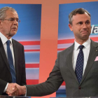 Alexander Van der Bellen y Norbert Hofer, ayer durante una entrevista televisiva. CHRISTIAN BRUNA