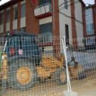 Las máquinas trabajan ya en la remodelación de las antiguas escuelas de Ferral