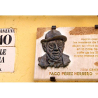 Placa que conmemora el centenario del poeta leonés en la Calle de la Sal, donde se recuerda un verso suyo