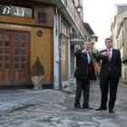 Luis Antonio Moreno y Carlos López Riesco, ayer en la calle Salinas.