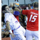 El lateral serbio Vejin intenta superar la defensa el exademarista Danil Chernov.