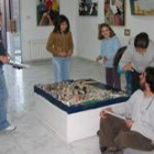 El artista explica a varios niños el significado de una de sus obras expuesta en Astorga